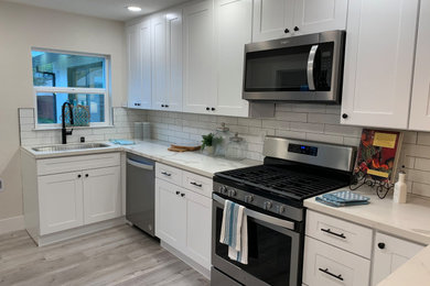 Transitional kitchen photo in Sacramento