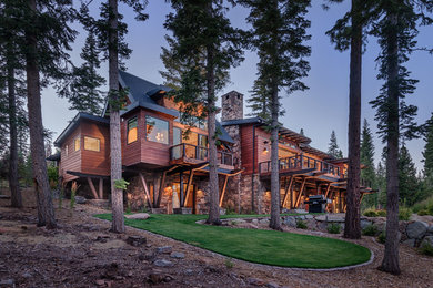 Example of a mountain style exterior home design in Las Vegas