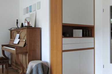 Foto de sala de estar abierta contemporánea de tamaño medio con paredes blancas y suelo de madera clara