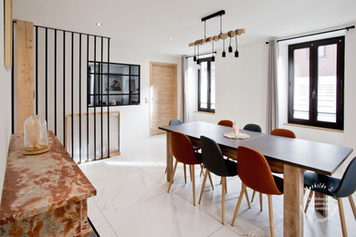 Exemple d'une salle à manger chic.