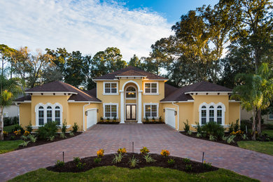 Example of a classic exterior home design in Jacksonville