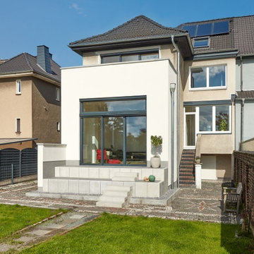 Anbau zur Gartenseite mit Sitztreppen und Balkon