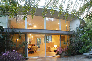 Mid-sized minimalist beige split-level stucco exterior home photo in Los Angeles
