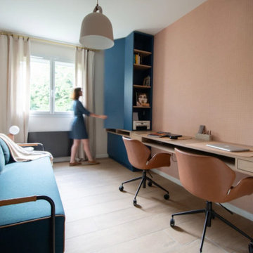 Agencement bureau sur-mesure, fauteuils en cuir, sofa bleu nuit et papier peint