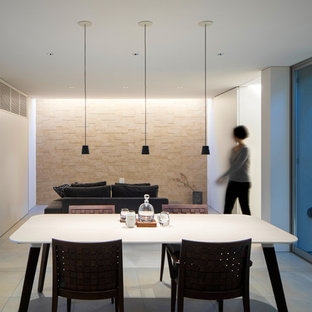 大阪の中サイズのモダンスタイルのLDKの画像 (茶色い壁、磁器タイルの床、暖炉なし、グレーの床)