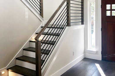 Diseño de escalera en U moderna de tamaño medio con escalones de madera