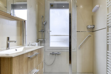 Inspiration for a modern bathroom in Paris with a curbless shower and a hinged shower door.