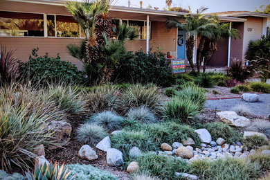 Photo of a full sun, drought-tolerant and rock mulch landscaping in Los Angeles.