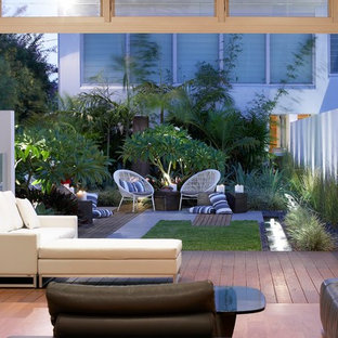 Idée de décoration pour une terrasse arrière design avec un point d'eau.