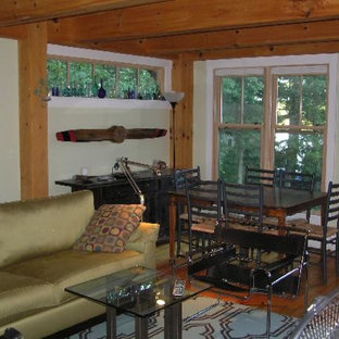 Ispirazione per un piccolo soggiorno rustico aperto con pareti beige, parquet scuro e nessun camino