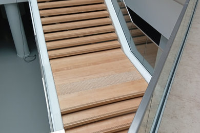 Cette photo montre un escalier chic.