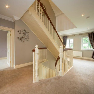 Exempel på en klassisk hall, med grå väggar och terrazzogolv