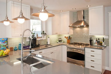 Eat-in kitchen - small transitional u-shaped dark wood floor eat-in kitchen idea in Other with an undermount sink, shaker cabinets, white cabinets, quartzite countertops, gray backsplash, glass tile backsplash, stainless steel appliances and a peninsula