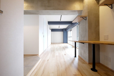 Foto di un soggiorno industriale aperto con pareti bianche, pavimento in compensato, pavimento beige, soffitto in carta da parati e carta da parati