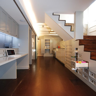 Inredning av en klassisk källare utan fönster, med vita väggar