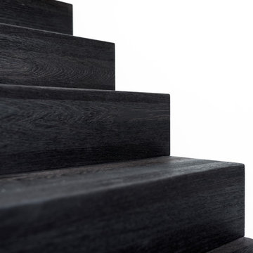 Faltwerk aus Wenge mit Weißglas auf Beton