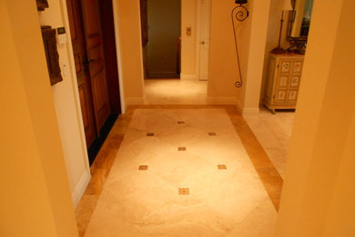 Example of a classic entryway design in Tampa