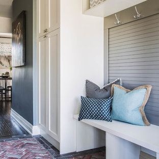 Idéer för mellanstora eklektiska foajéer, med vita väggar och tegelgolv