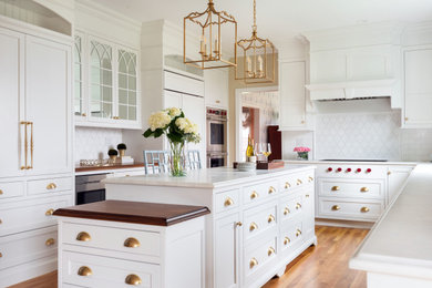 Kitchen - traditional kitchen idea in New York with an island