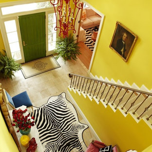 Bild på en eklektisk foajé, med gula väggar, en enkeldörr och en grön dörr