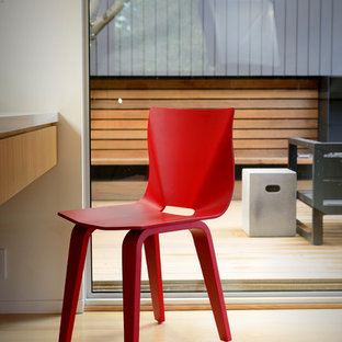 サンフランシスコの中サイズのモダンスタイルのおしゃれな書斎 (白い壁、淡色無垢フローリング、造り付け机、黄色い床) の写真