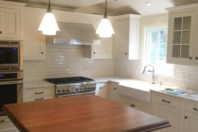 Example of a minimalist kitchen design in New York