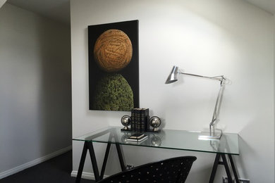 Inspiration for a contemporary home office in Auckland.
