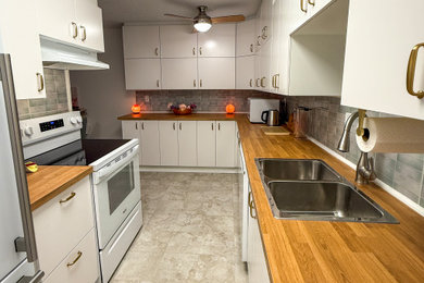 Kitchen - kitchen idea in Vancouver