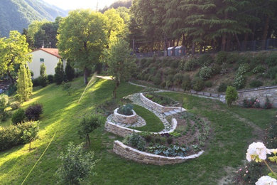 Foto di un orto in giardino classico con un pendio, una collina o una riva e pavimentazioni in pietra naturale