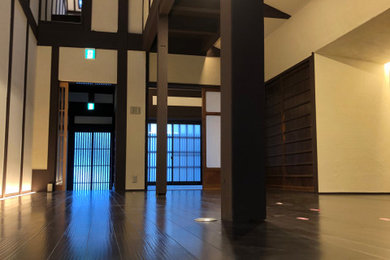 京都にある広い和モダンなおしゃれな応接間 (白い壁、濃色無垢フローリング、茶色い床) の写真