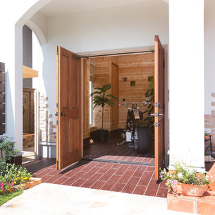 他の地域の両開きドアアジアンスタイルのおしゃれなマッドルーム (茶色い壁、木目調のドア、茶色い床) の写真