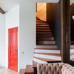 Создайте стильный интерьер: изогнутая лестница в современном стиле с деревянными ступенями - последний тренд