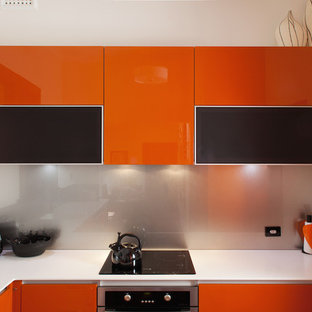 Exempel på ett mellanstort modernt kök, med en integrerad diskho, släta luckor, orange skåp, bänkskiva i koppar, stänkskydd med metallisk yta, glaspanel som stänkskydd, rostfria vitvaror och mörkt trägolv