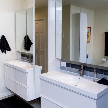 Bates Bathroom (R9474)
