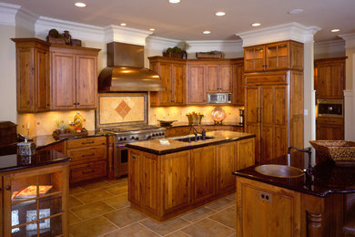 Kitchen - traditional kitchen idea in Raleigh