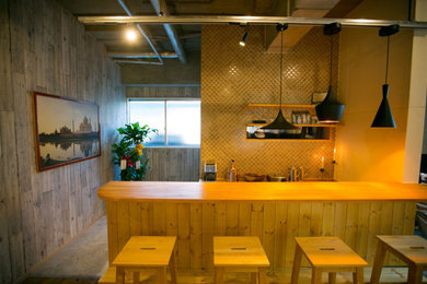 Diseño de cocina comedor lineal nórdica con suelo de madera oscura, suelo marrón, encimeras marrones y vigas vistas
