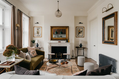 Exemple d'un salon chic avec un mur blanc, parquet foncé, une cheminée standard et un sol marron.