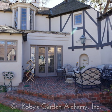 (pre-existing space) CONATAINER GARDENS BRING LIFE TO PLAIN PAITO, La Joll