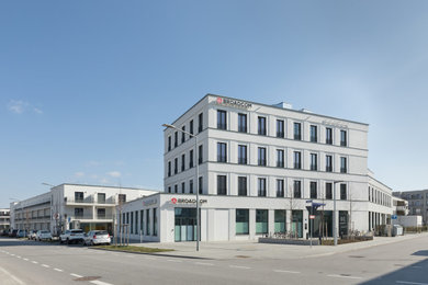 Großes, Vierstöckiges Modernes Haus mit Putzfassade, beiger Fassadenfarbe und Flachdach in Sonstige