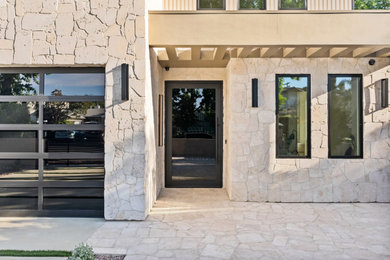 Example of a trendy entryway design in Los Angeles