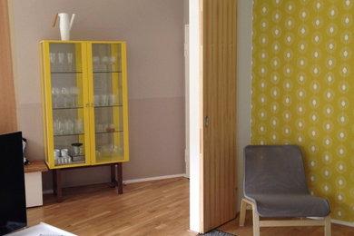 Kleines, Offenes Skandinavisches Wohnzimmer mit TV-Wand und bunten Wänden in Berlin