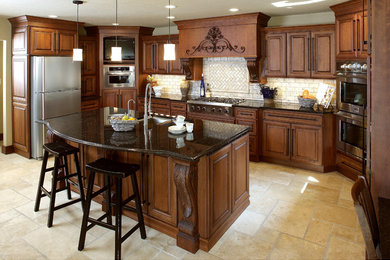 Example of a classic kitchen design in Tampa