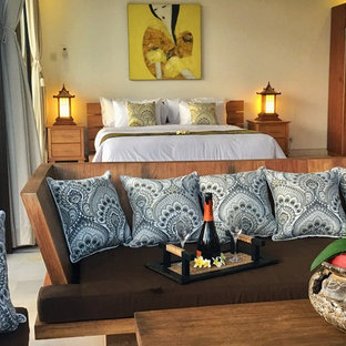 Immagine di una grande camera degli ospiti etnica con pareti bianche