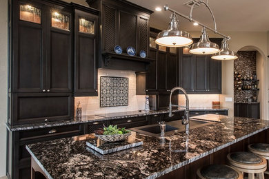 Kitchen - traditional kitchen idea in Phoenix