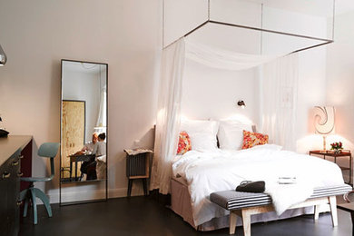 ベルリンにある中くらいなシャビーシック調のおしゃれな客用寝室 (白い壁、リノリウムの床、黒い床)