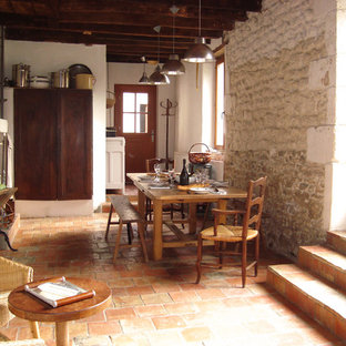 アンジェの広いカントリー風 LDKの画像 (ベージュの壁、テラコッタタイルの床、オレンジの床)