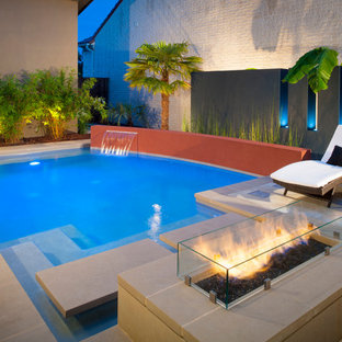 Kleines Modernes Pool im Innehof in individueller Form mit Wasserspiel und Betonplatten in Dallas