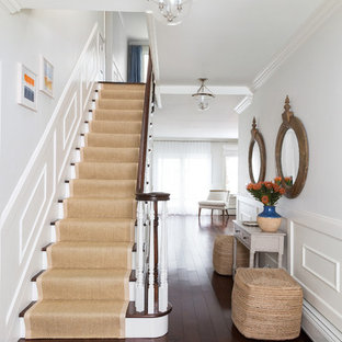 Imagen de escalera recta, marinera, extra grande, con escalones de madera y contrahuellas de madera pintada