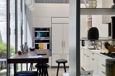 Foto de cocina moderna grande con fregadero encastrado, electrodomésticos blancos, suelo de baldosas de cerámica, una isla, suelo gris y vigas vistas