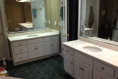 Foto de cuarto de baño tradicional con armarios con puertas mallorquinas, puertas de armario blancas y baldosas y/o azulejos negros